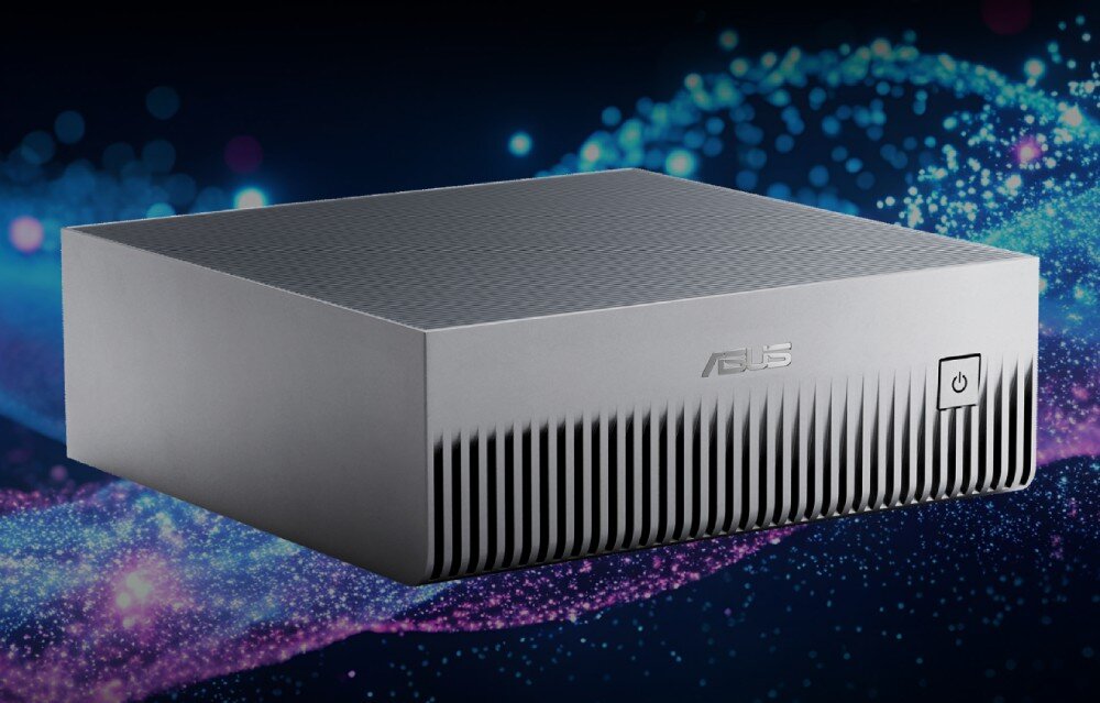 Komputer ASUS Ascent GX10 Srebrna, żebrowana obudowa komputera typu mini PC na abstrakcyjnym tle pełnym niebieskich i fioletowych, rozmytych świateł oraz drobnych kropek układających się w falę
