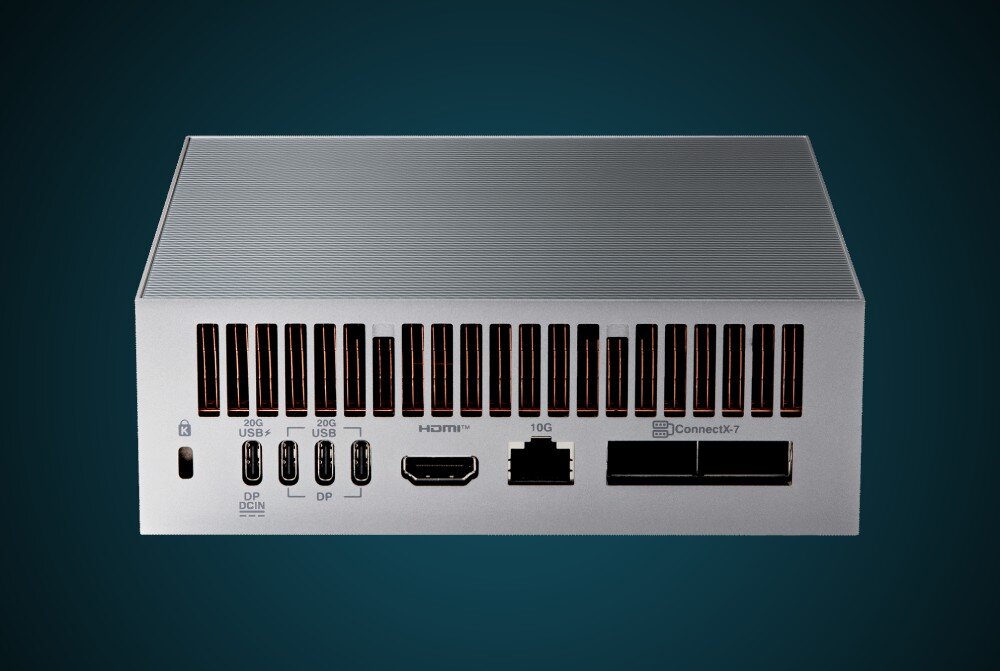 Komputer ASUS Ascent GX10 Tylny panel srebrnego komputera typu mini PC na ciemnoniebieskim tle, z wieloma portami