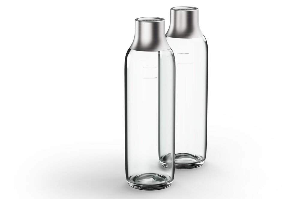 Na obrazie widoczne są dwie przezroczyste butelki z metalowymi nakrętkami. Butelki są ustawione obok siebie na białym tle.