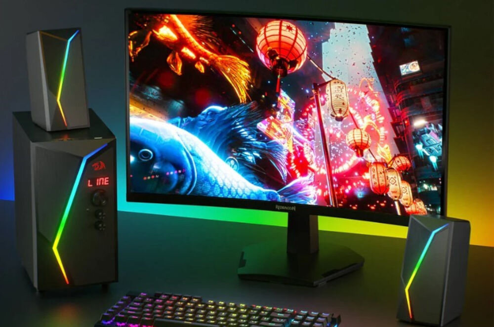 Głośniki REDRAGON GS520 Anvil Pro 2.1 RGB mocny bas i czysty dźwięk, głosniki z subwooferem stojące na biurku obok monitora