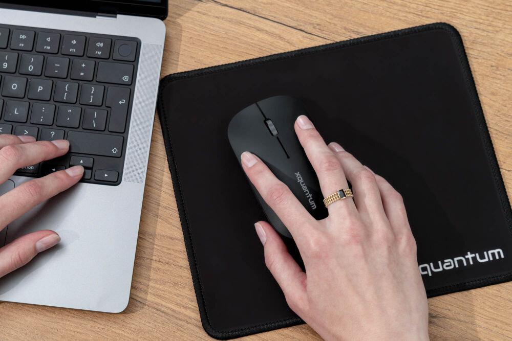 Mysz XQUANTUM WM400K mysz na białym tle skosem przód widoczne usb-c wszechstronność 2400 DPI