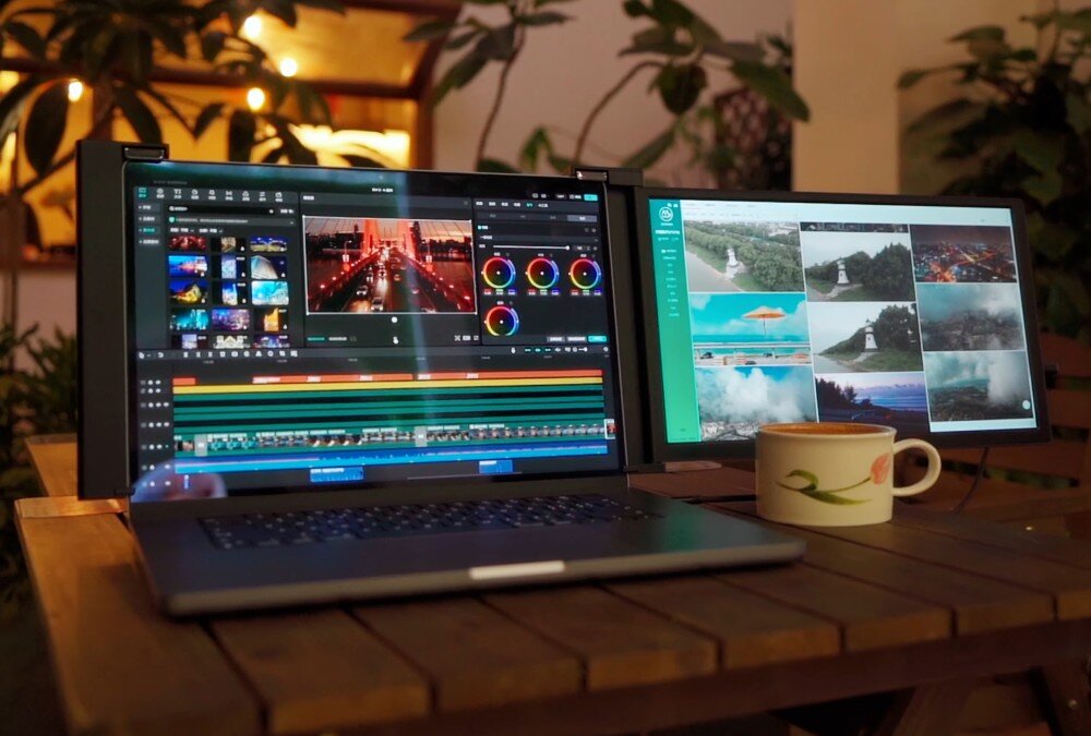 Monitor EXTRALINK Smart Life S3 Laptop ustawiony na drewnianym stole z podłączonym dodatkowym ekranem wyświetlającym miniatury zdjęć, obok znajduje się filiżanka kawy, zastosowanie, parametry, przekątna, jasność