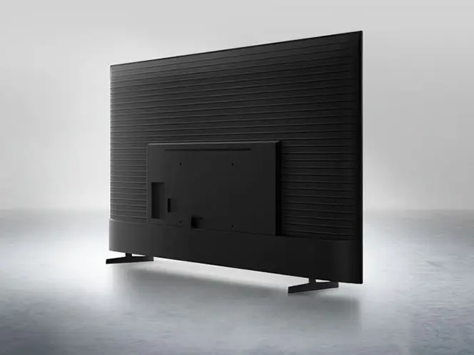 664x4982025 design metalstream design pc q6fa Tylny widok telewizora z designem MetalStream. Posiada czarną metalową obudowę z karbowanym wzorem.