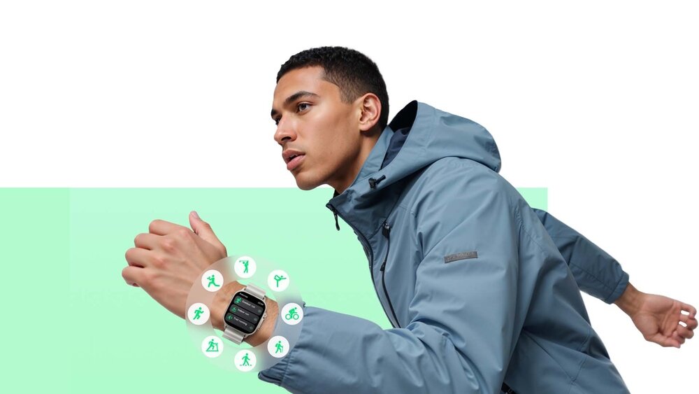 Osoba ubrana w niebieską kurtkę biegnie, na nadgarstku ma smartwatch z wyświetlaczem pokazującym różne ikony aktywności fizycznej. W tle widoczny jest zielony gradient.