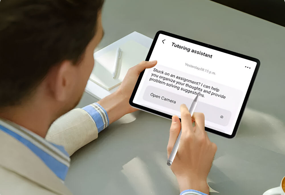 Tablet BLACKVIEW Link 8 12.7 cala 12/256 GB Wi-Fi Niebieski Osoba trzymająca tablet Blackview i używająca rysika do interakcji z aplikacją 'Tutoring assistant' na ekranie udostępnianie plików aplikacja Workspace wbudowany timer pomoc w organizacji zadań