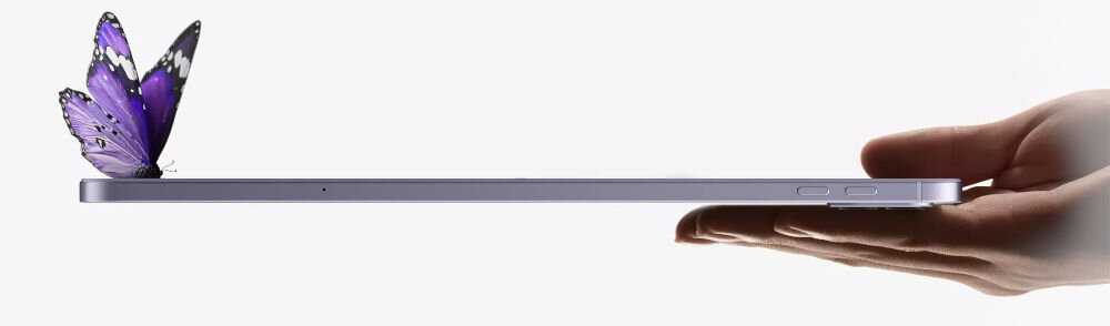 Tablet BLACKVIEW Link 8 12.7 cala 6/256 GB Wi-Fi Niebieski Profil boczny cienkiego tabletu Blackview trzymanego na dłoni, z motylem siedzącym na krawędzi, co symbolizuje lekkość grubość waga wygodnie leży w dłoni łatwe do przenoszenia