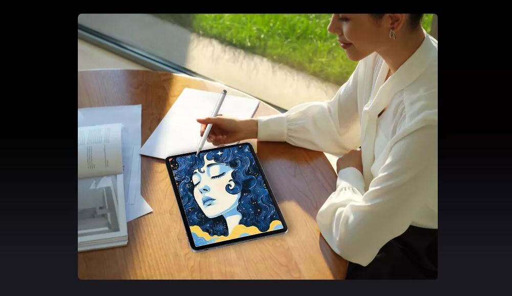 Tablet BLACKVIEW Link 8 12.7 cala 12/256 GB Wi-Fi Fioletowy Osoba siedząca przy biurku, rysująca rysikiem na tablecie Blackview, na którego ekranie widać cyfrową ilustrację notatki szkicowanie podpisywanie dokumentów dołączony rysik wsparcie kreatywności