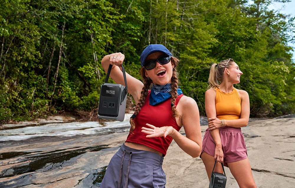 Stacja zasilania ECOFLOW Trail 200 DC, stacja, przenośna, energia, kemping, Przenośna stacja zasilania EcoFlow River 2 Pro (768Wh, 800W AC) z wyświetlaczem pokazującym 99% naładowania i 250W, portami USB, AC, DC oraz uchwytem transportowym obok smartfona.