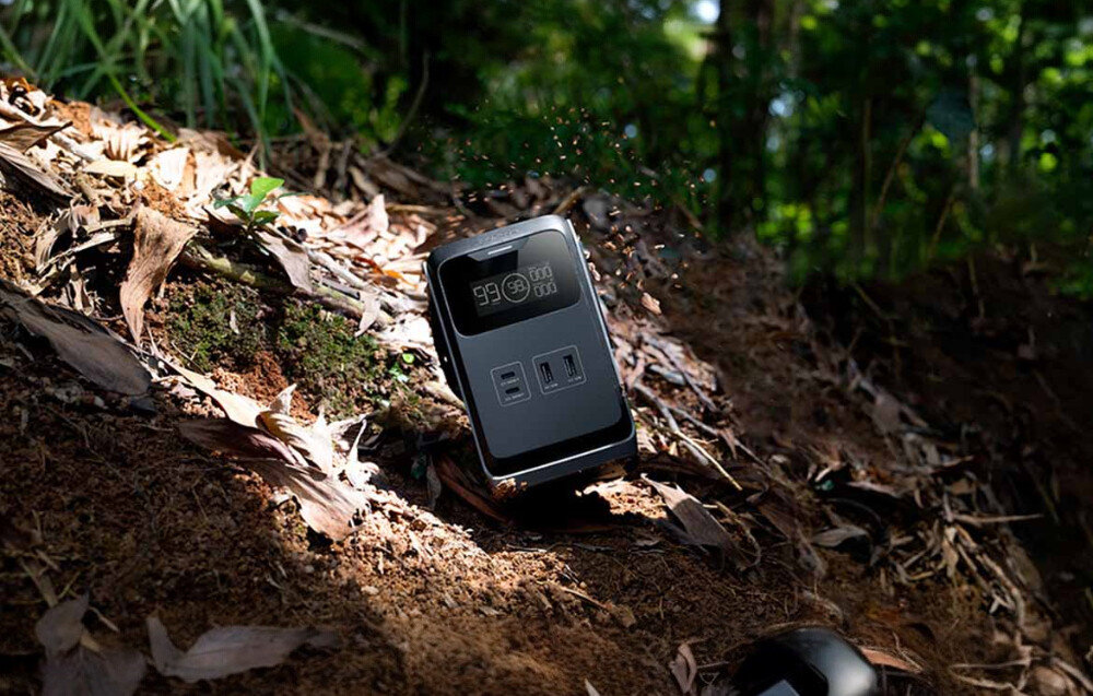 Stacja zasilania ECOFLOW Trail 200 DC, 300W, stały, równowaga, ochrona, EcoFlow River 2 Pro z panelem solarnym: stacja z wyświetlaczem 90% i 250W podłączona do składanych paneli słonecznych 220W na kamieniu w trawie.