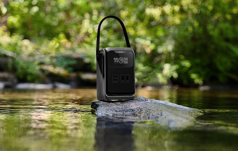 Stacja zasilania ECOFLOW Trail 200 DC, USB-A, samochodowe, router, pompa, Kompaktowy wentylator turystyczny EcoFlow w kolorze szarym z ergonomicznym uchwytem i kratką wentylacyjną, idealny do kempingu i chłodzenia w terenie.