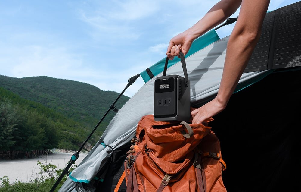 Stacja zasilania ECOFLOW Trail 200 DC, LFP, ekologia, DC, mobilna, Szary, kompaktowy EcoFlow River 2 Pro z uchwytem i wyświetlaczem 99% naładowania, portami ładowania i gniazdem DC.