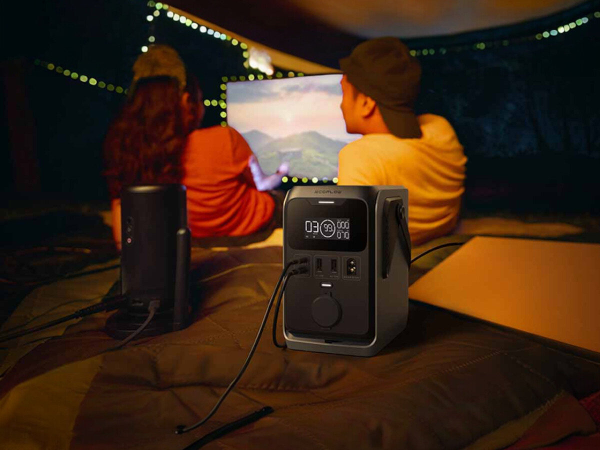 Stacja zasilania ECOFLOW Trail 300 DC, stacja, przenośna, energia, kemping, Przenośna stacja zasilania EcoFlow River 2 Pro (768Wh, 800W AC) z wyświetlaczem pokazującym 99% naładowania i 250W, portami USB, AC, DC oraz uchwytem transportowym obok smartfona.