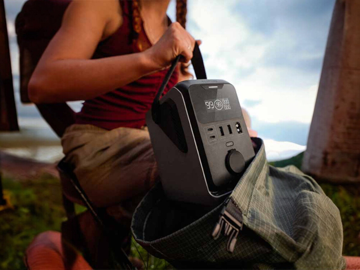 Stacja zasilania ECOFLOW Trail 300 DC, USB-A, samochodowe, router, pompa, Kompaktowy wentylator turystyczny EcoFlow w kolorze szarym z ergonomicznym uchwytem i kratką wentylacyjną, idealny do kempingu i chłodzenia w terenie.