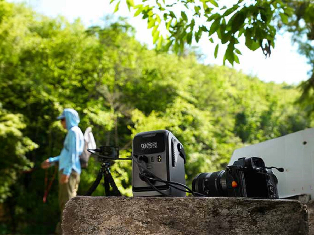 Stacja zasilania ECOFLOW Trail 300 DC, auto, 12V, panel, trasa, Duży EcoFlow DELTA 2 (1024Wh, 1800W) z wyświetlaczem 99% i 250W, uchwytem, portami USB, AC, car oraz gniazdem DC.