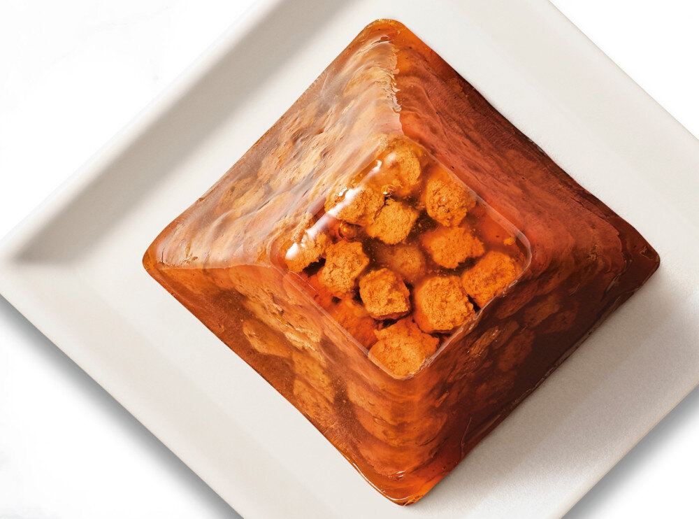 Karma dla kota Revelations Łosoś w galaretce (2 x 57 g) Mus wyróżnia się delikatną strukturą i eleganckim kształtem piramidy przejrzysta galaretka ciekawym doświadczeniem dla kota miękka struktura galaretki