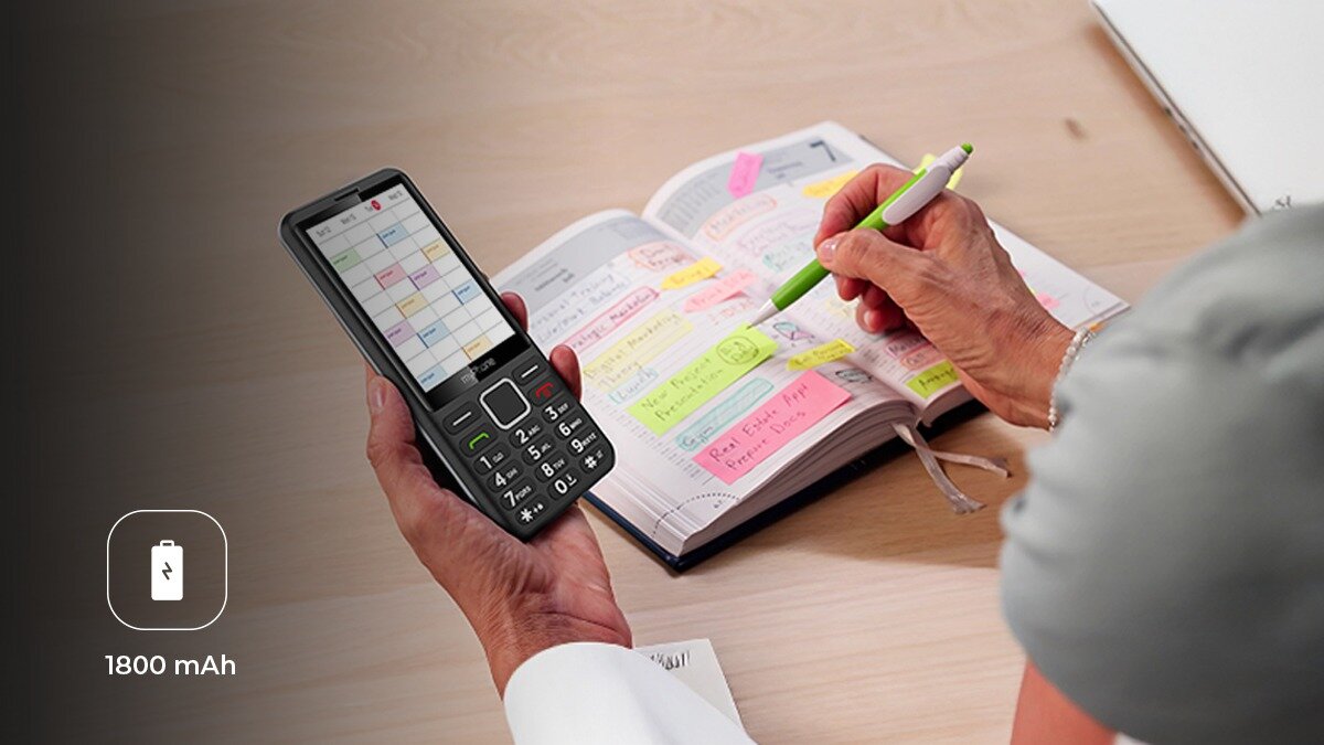 myPhone 3510 LTE - zdjęcie lifestyle: telefon w dłoni z kalendarzem, po lewej ikona baterii 1800 mAh sygnalizująca długi czas działania.