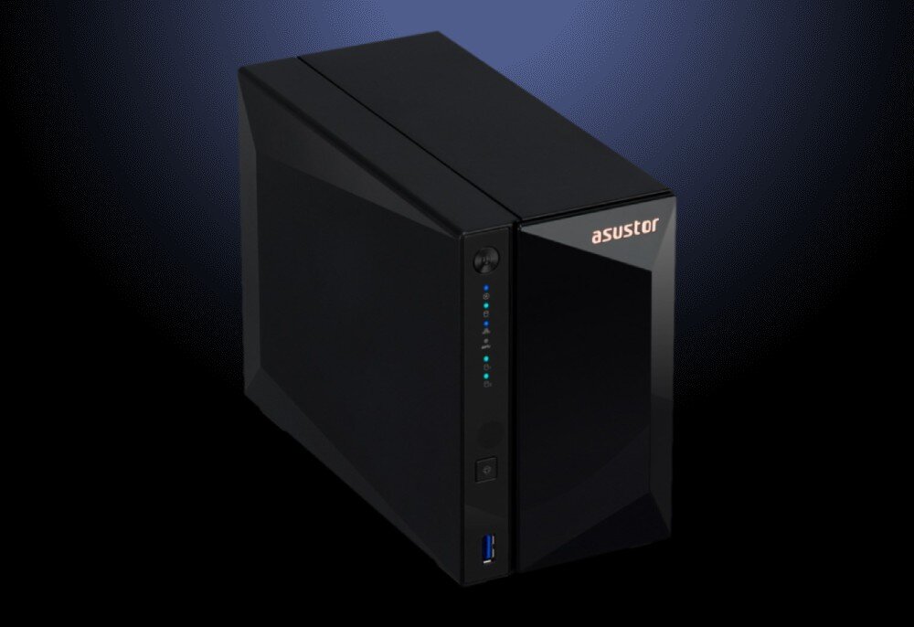 Serwer plików ASUSTOR AS3302T V2 Serwer NAS widziany z góry pod kątem na ciemnym tle z niebieską poświatą