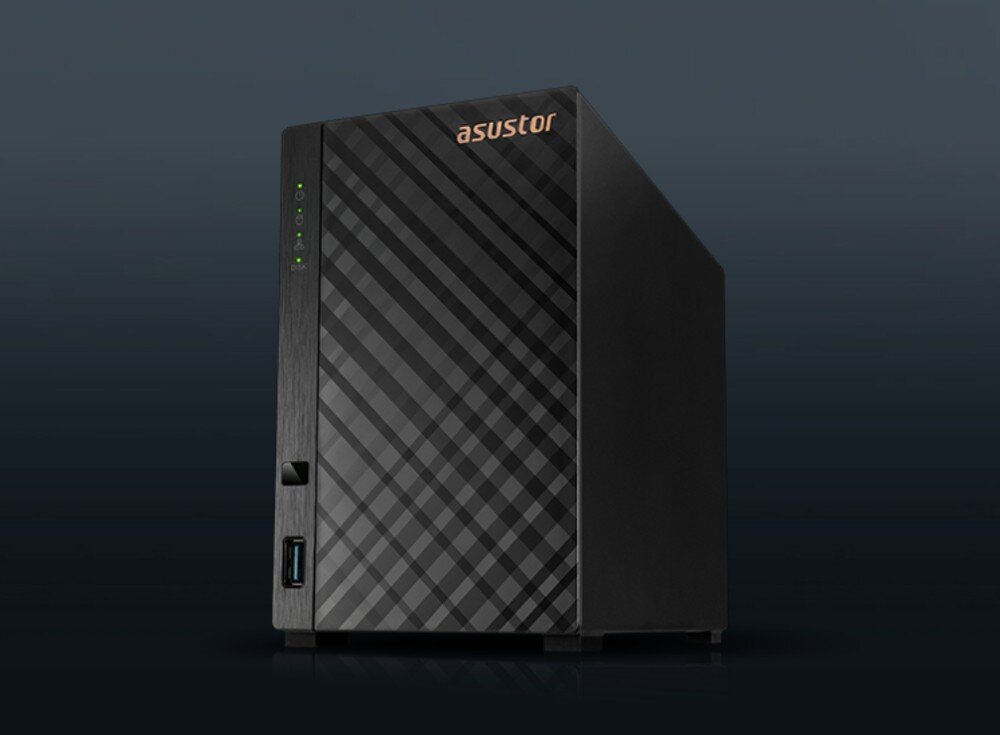 Serwer plików ASUSTOR AS1102TL Czarna obudowa sieciowego serwera plików z panelem o teksturze w romby, logotypem marki na górze oraz diodami kontrolnymi i portem USB na frontowej krawędzi