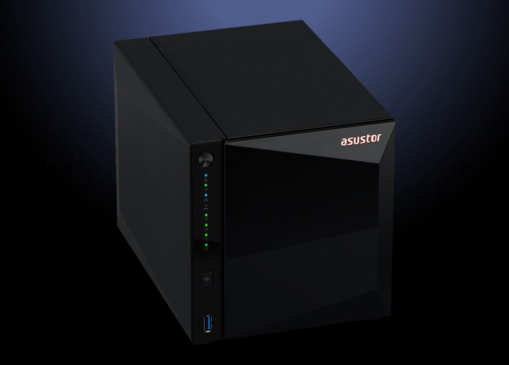 Serwer plików ASUSTOR AS3304T V2 Serwer NAS widziany z góry pod kątem na ciemnym tle z niebieską poświatą
