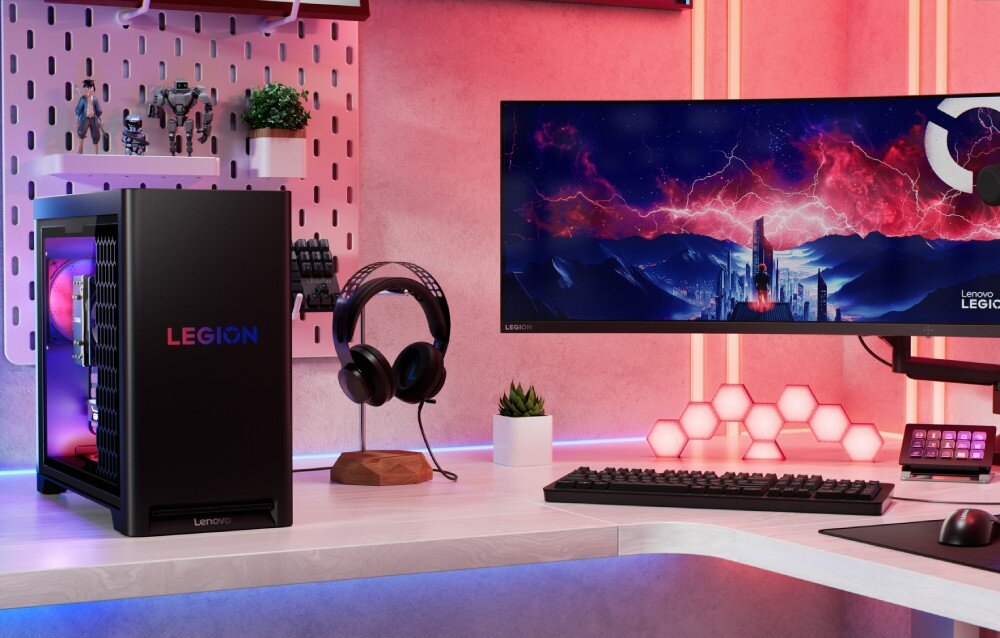 Komputer LENOVO Legion T5 30AGB10 Stanowisko komputerowe z czarną obudową, dużym monitorem panoramicznym, klawiaturą, myszką i słuchawkami na stojaku