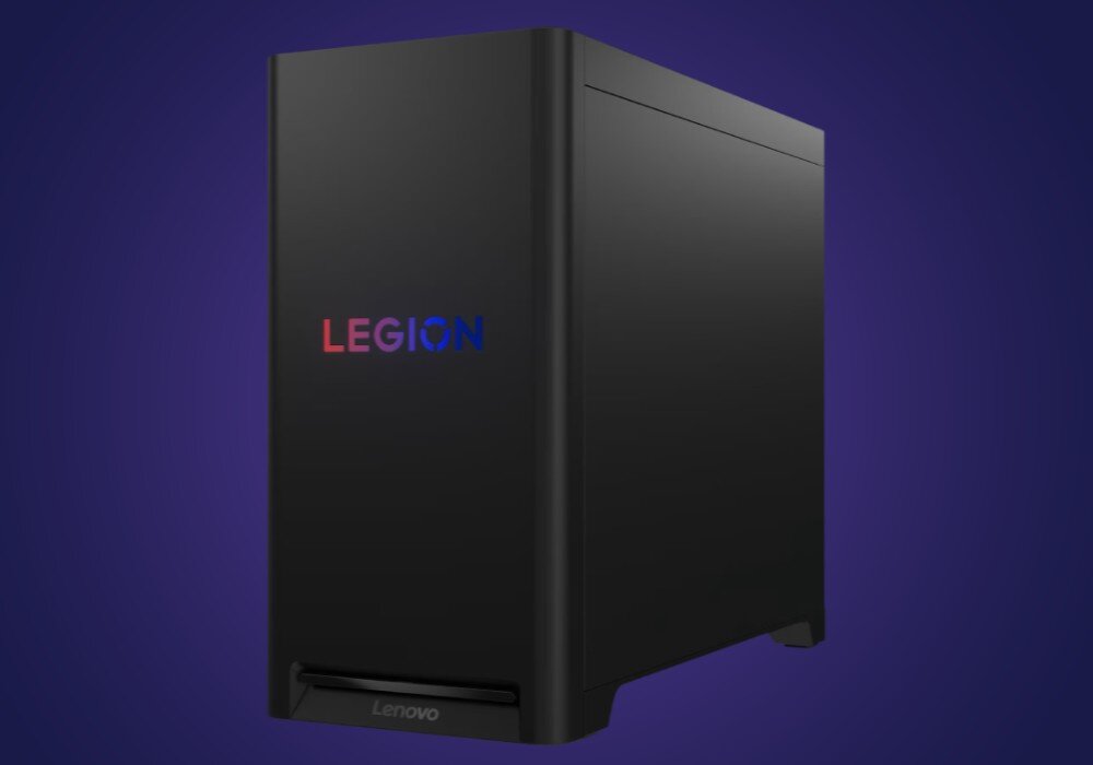 Komputer LENOVO Legion T5 30AGB10 Komputer na biurku z widocznym wnętrzem i podświetleniem w kolorach fioletowym i niebieskim, w tle klawiatura i monitor