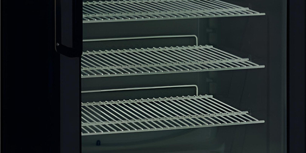 WITRYNA CHŁODNICZA BEKO PROFESSIONAL ADN 140B BP półki druciane widok wnętrza lodówka przemysłowa pojemność 130 l gastronomia handel półki druciane organizacja produktów oświetlenie LED kontrola zawartości stal nierdzewna higiena odporność zmiana kierunku drzwi elastyczność ustawienia równomierne chłodzenie sterowanie mechaniczne świeżość energooszczędna praca koszty eksploatacji