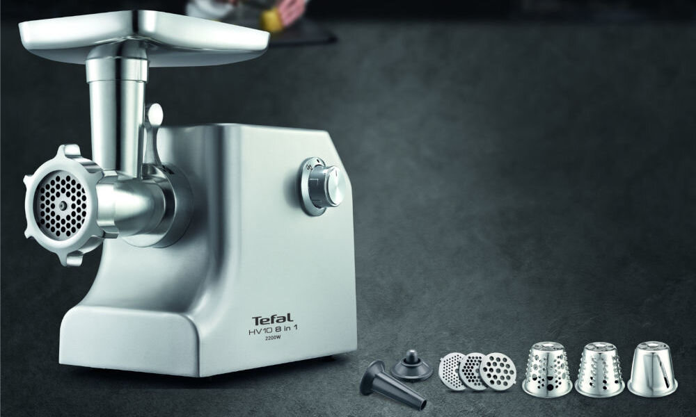 Maszynka do mięsa TEFAL NE858D38 na szarym tle ze wszystkimi akcesoriami bogaty zestaw funkcji