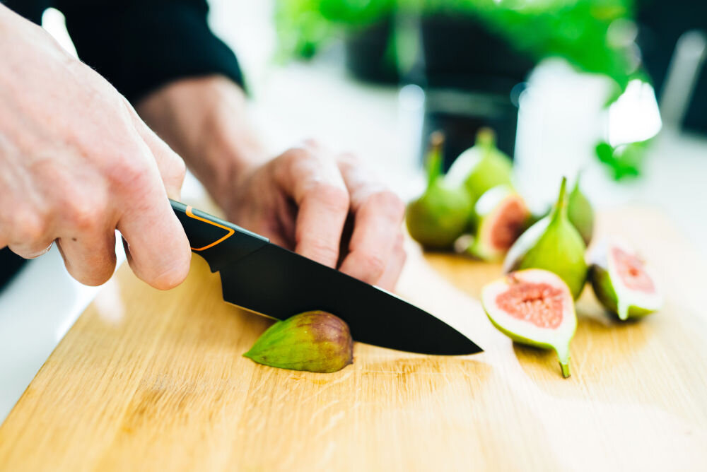 Nóż FISKARS Edge 1003096 dla miłośników kuchni azjatyckiej precyzyjne siekanie warzyw ostrze długość 12,8 cm japońska stal nierdzewna wysoka jakość twardość 52 HRC trwałość ostrość łagodna linia ostrza ergonomicznie zaprojektowana rękojeść formowanie uchwytu wtryskowo większa higiena uzytkowania