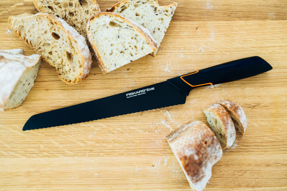 Nóż FISKARS Edge 978305 długość 35,9 cm krojenie różnych rodzajów pieczywa długie ząbkowane ostrze 23,4 cm precyzyjne cięcie grubsza skórka szybki efektywny proces krojenia twardość 52 HRC waga 114 g wygoda użytkowania długotrwała ostrość