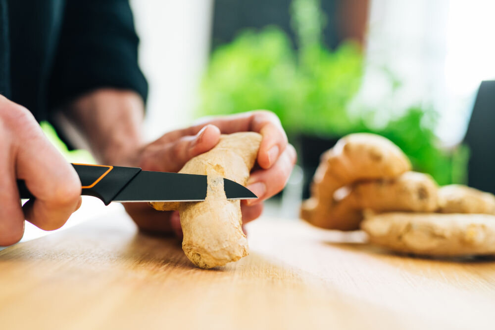 Nóż FISKARS Edge 978301 długość 19,6 cm obieranie krojenie czyszczenie warzyw i owoców ostrze długość 8,1 cm japońska stal nierdzewna trwałość ostrość ergonomiczna rękojeść formowana bezpośrednio na ostrzu pewny chwyt komfort bezpieczeństwo użytkowania lekka konstrukcja 43 g łatwe manewrowanie do codziennych zadań kuchennych