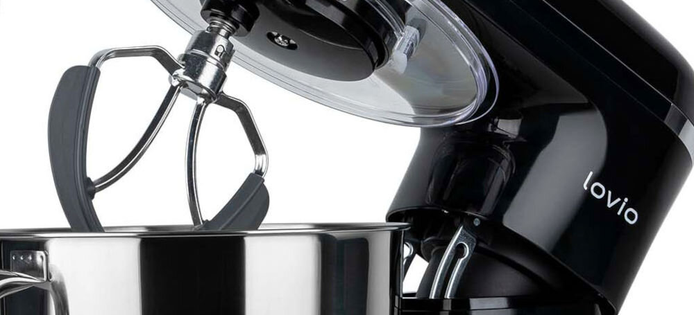 Czarny robot kuchenny z metalową misą i mieszadłem. Na obudowie widoczne jest logo \'lovio\'.