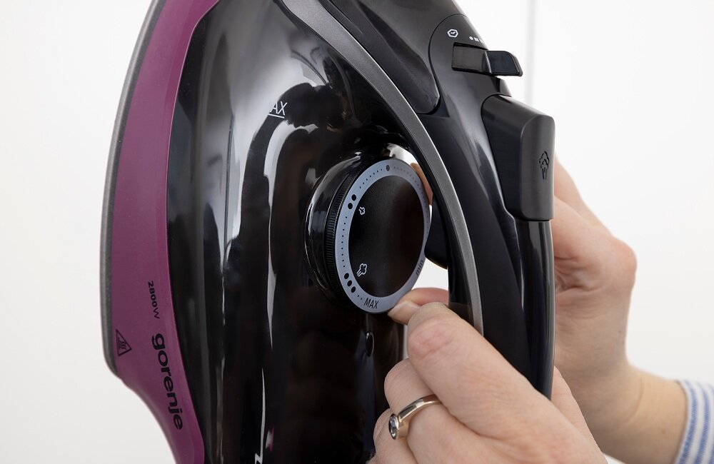 Żelazko parowe GORENJE SIK2800BKV dopasowana moc do rodzaju tkaniny, bez uszkodzeń, bez uporczywych zagnieceń, do różnych rodzajów tkanin