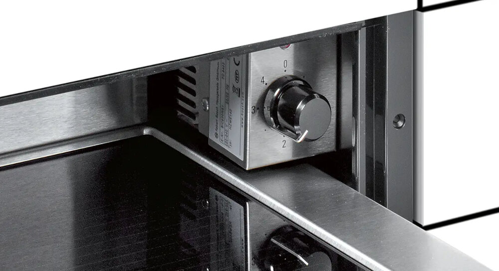 SZUFLADA BOSCH BIC630NS1 Zbliżenie na pokrętło regulacji temperatury i panel sterowania szuflady grzewczej Bosch 40-80°C regulacja temperatury rozmrażanie podtrzymywanie ciepła nagrzewanie