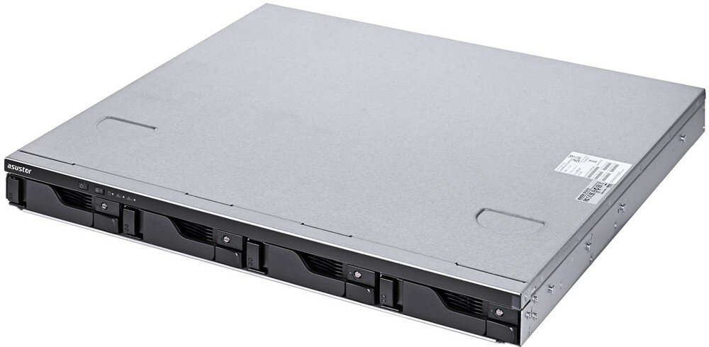 Serwer plików ASUSTOR AS6504RS Zdjęcie srebrnej, metalowej obudowy urządzenia sieciowego typu rack widzianej z góry pod kątem. Na czarnym panelu przednim umieszczono m.in. cztery kieszenie na dyski