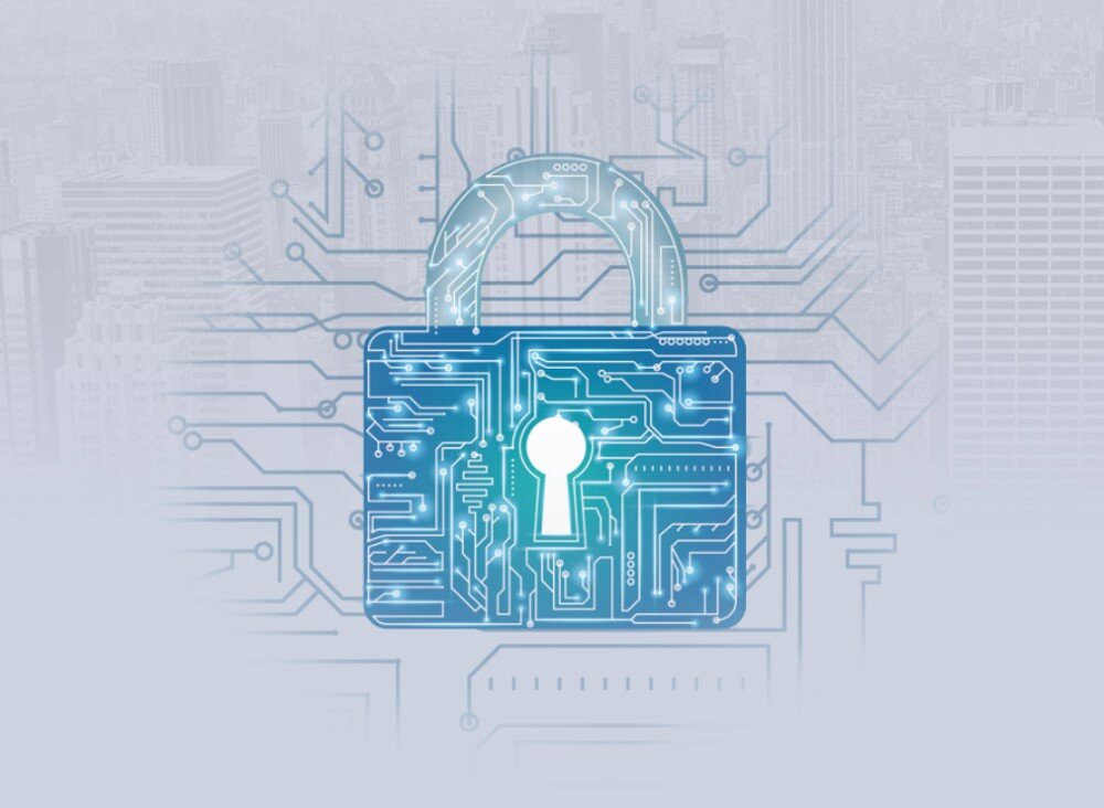 Serwer plików ASUSTOR AS6504RS Grafika przedstawiająca niebieską kłódkę wypełnioną wzorem ścieżek elektronicznych i punktów świetlnych. W tle widoczny jest zarys panoramy miasta oraz schematyczne linie obwodu drukowanego