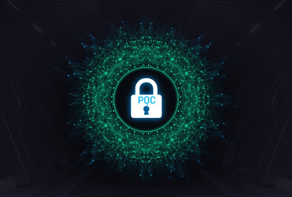 Serwer plików ASUSTOR AS6504RS Symbol kłódki z napisem 'PQC' umieszczony wewnątrz świecącej, zielonej struktury przypominającej sieć neuronową lub połączenia cyfrowe. Całość znajduje się w ciemnym tunelu o geometrycznych kształtach