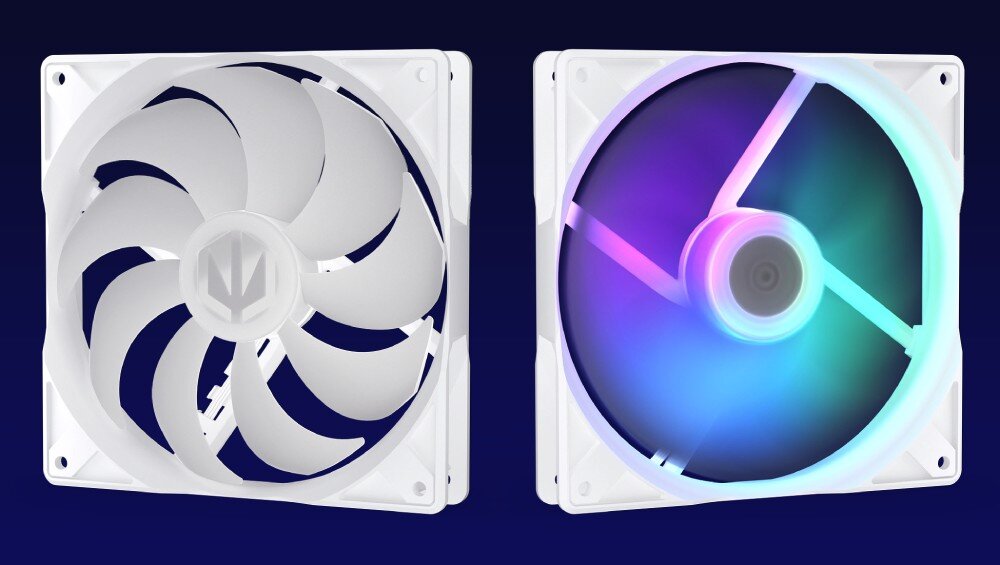 Wentylator ENDORFY Stratus 140 PWM ARGB Dwa białe wentylatory komputerowe pokazane obok siebie, jeden wyłączony z widocznym logo na środku, a drugi włączony z kolorowym podświetleniem RGB na łopatkach i ramce