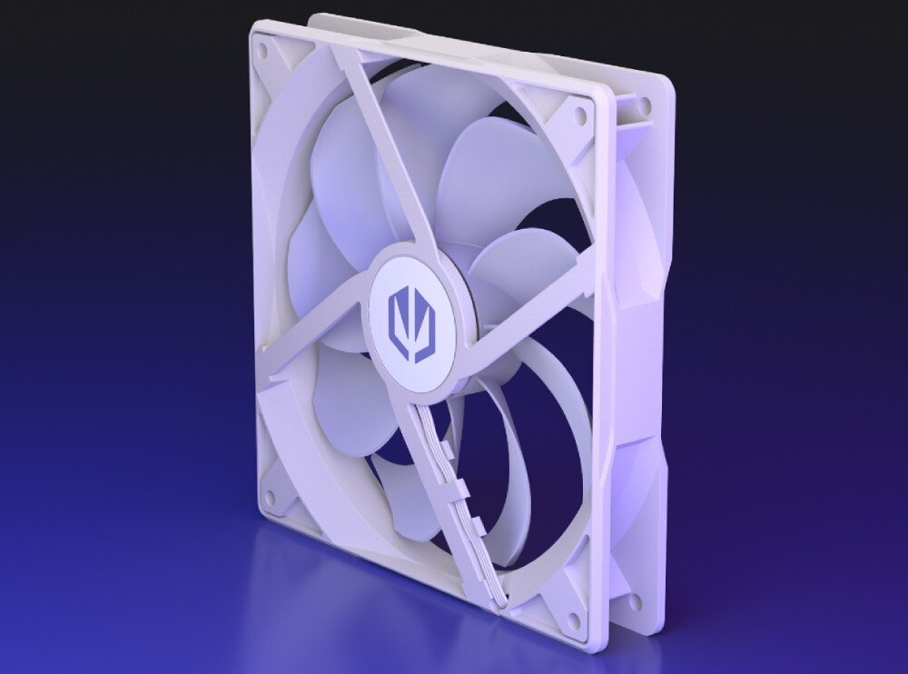 Wentylator ENDORFY Stratus 140 PWM ARGB Tył białego wentylatora komputerowego widziany pod kątem, pokazujący konstrukcję ramion podtrzymujących silnik oraz poprowadzony wzdłuż jednego z nich przewód zasilający