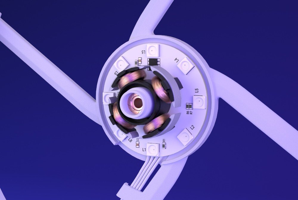 Wentylator ENDORFY Stratus 140 PWM ARGB Zbliżenie na wnętrze silnika wentylatora ukazujące miedziane cewki, łożysko oraz okrągłą płytkę drukowaną z rozmieszczonymi diodami LED oznaczonymi symbolami od L1 do L8