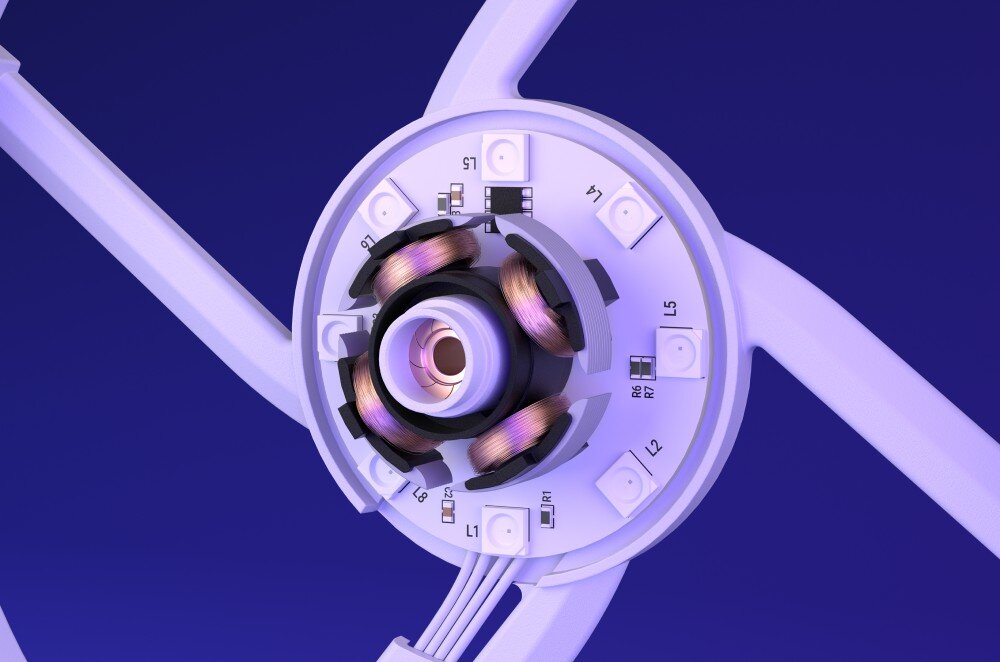 Wentylator ENDORFY Stratus 120 PWM ARGB Zbliżenie na wnętrze silnika wentylatora ukazujące miedziane cewki, łożysko oraz okrągłą płytkę drukowaną z rozmieszczonymi diodami LED oznaczonymi symbolami od L1 do L8
