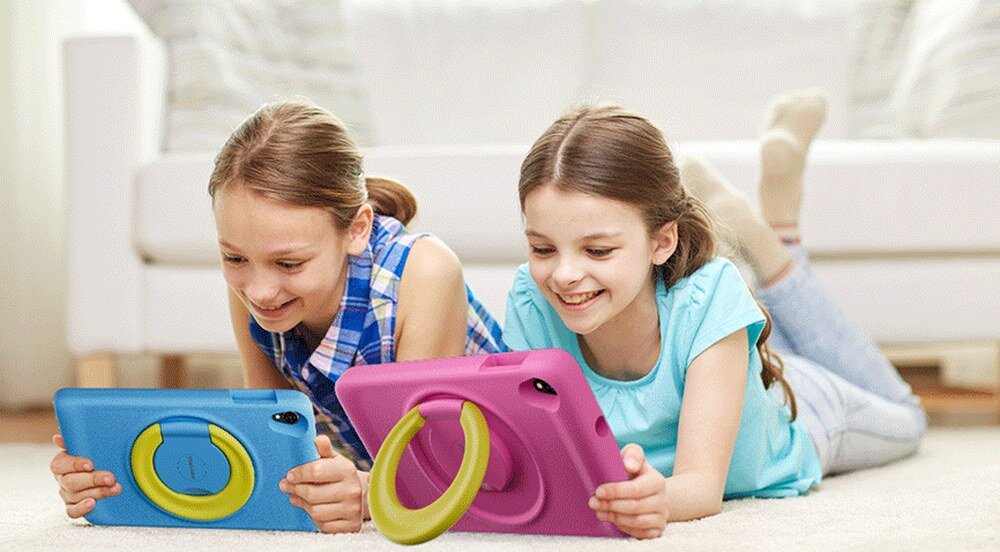 Tablet BLACKVIEW Tab A5 Kids dwie dziewczynki używają tabletów DokeOS_P 4.0 android system nauka funkcje rodzicielskie
