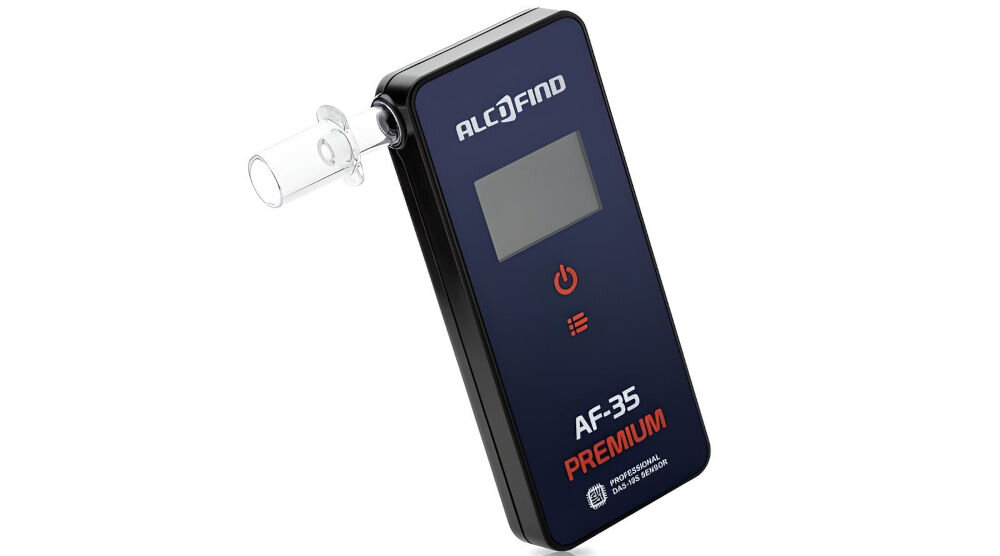 Na zdjęciu widoczny jest alkomat z logo ALCOFIND, wyświetlaczem i przyciskiem zasilania. Na obudowie znajduje się napis \'AF-35 PREMIUM\'.