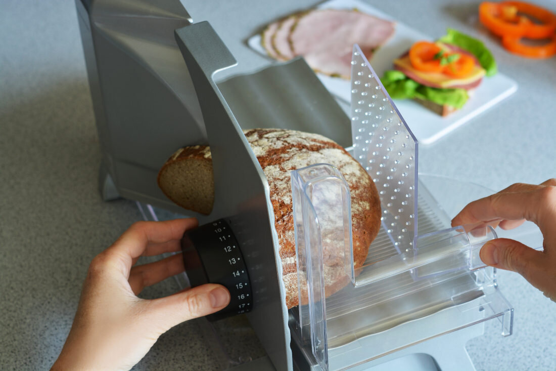 Krajalnica BLAUPUNKT FMS501 Precyzyjne krojenie jakość obrotowy nóż ze stali nierdzewnej średnica regulacja grubość dostosowanie pieczywo komfort satysfakcja użytkowanie