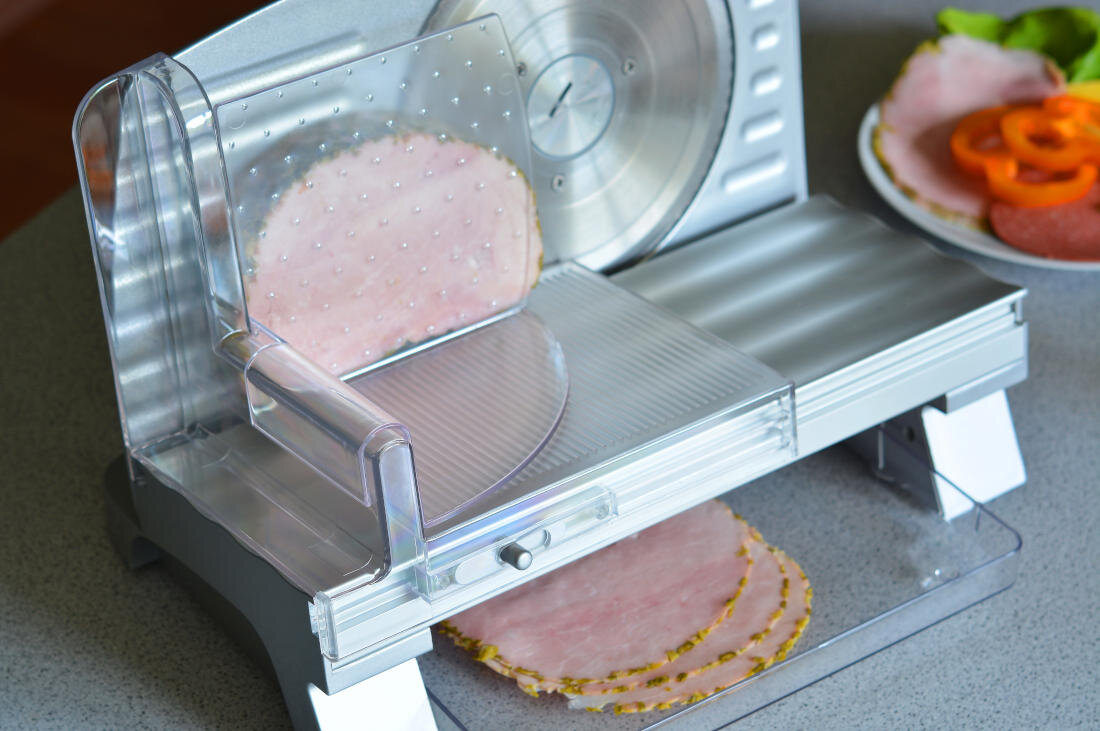 Krajalnica BLAUPUNKT FMS501 stabilność pracy antypoślizgowe nóżki osłonę noża tryb pracy pulsacyjnej tryb pracy ciągłej precyzyjne krojenie.