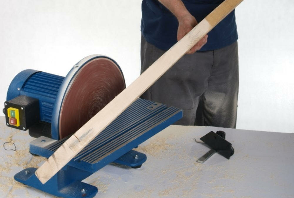 DEDRA-DED7810 szlifierka papier ścierny średnica rozmiar warsztat dane techniczne silnik tarcza stół pochylenia emisja hałas drgania zasilanie sieciowe