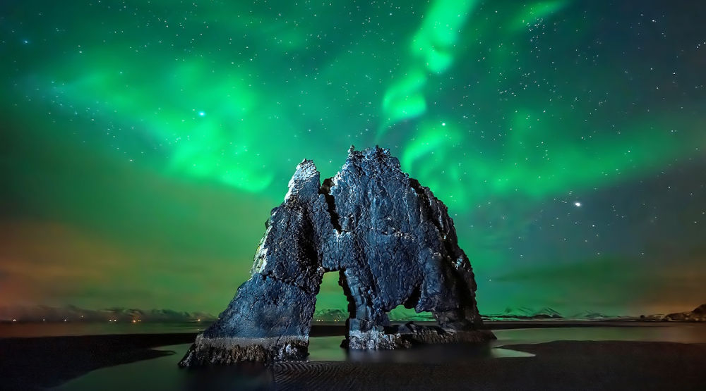 MONITOR LED ACER NITRO 27 XV270UP6BMIIPRX QHD IPS 144HZ skalna góra o nieregularnym kształcie u jej podnóży niewielka ilość wody w tle zorza polarna DCI-P3 90% realistyczne intensywne kolory immersja przyjemny dla oka obraz