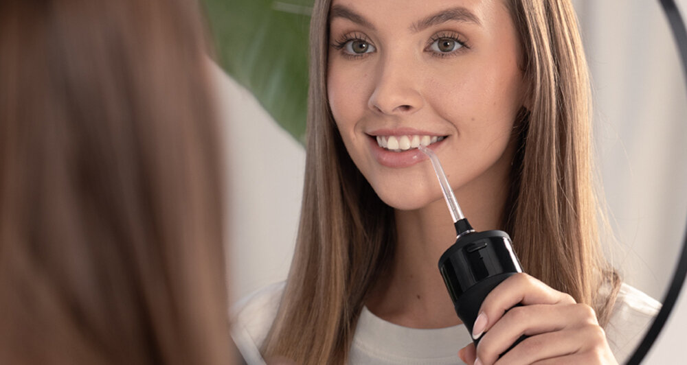 Irygator SEYSSO Edge Nova Czarny Pielęgnacja w Twoim domu z wyświetlaczem OLED i technologią SmartFlow Precision osoba na zdjęciu użytkuje irygator