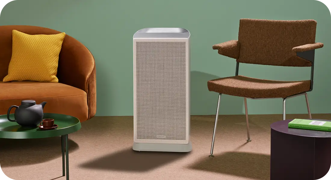 Oczyszczacz powietrza w salonie z nowoczesnymi meblami i miękkim oświetleniem.