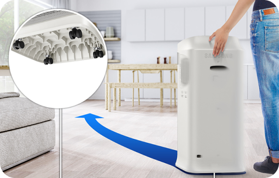Oczyszczacz powietrza z funkcją łatwego przemieszczania w salonie z drewnianą podłogą.