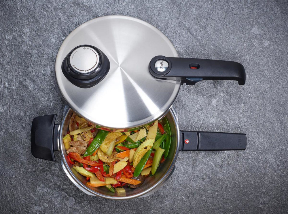 Szybkowar FISSLER Vitavit Premium 622-812-08-070/0 zdjęcie lifestyle Multifunkcyjny zawór Nienagrzewające się uchwyty wewnętrzna miarka 